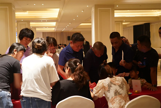 ֱ�����ٳ��fϯ �{(l��n)��֮�硱�����K���dվƷ�b��(hu��)�F(xi��n)��(ch��ng)������M�������I���e(cu��)��