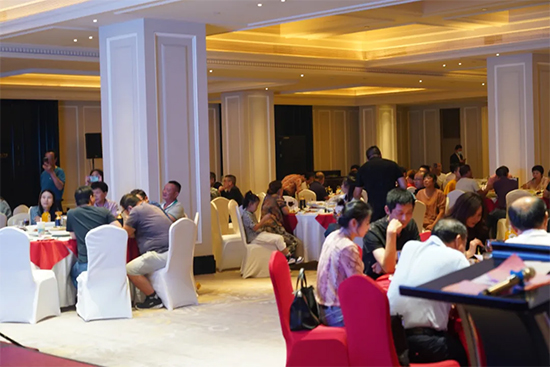 ֱ�����ٳ��fϯ �{(l��n)��֮�硱�����K���dվƷ�b��(hu��)�F(xi��n)��(ch��ng)������M�������I���e(cu��)��