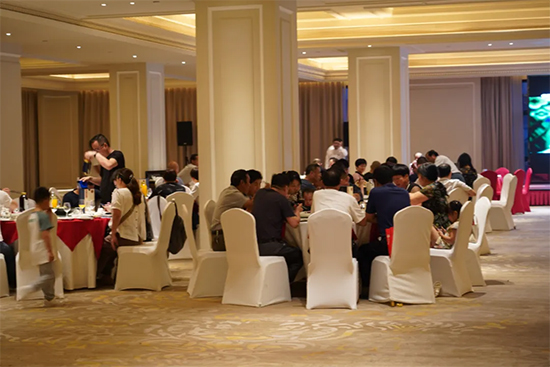 ֱ�����ٳ��fϯ �{(l��n)��֮�硱�����K���dվƷ�b��(hu��)�F(xi��n)��(ch��ng)������M�������I���e(cu��)��