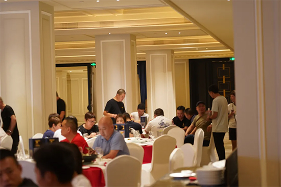 ֱ�����ٳ��fϯ �{(l��n)��֮�硱�����K���dվƷ�b��(hu��)�F(xi��n)��(ch��ng)������M�������I���e(cu��)��